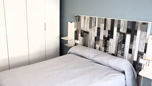 2 quartos, ferros/tábuas de passar roupa, roupa de cama