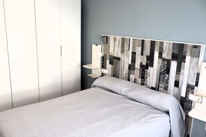 Een strijkplank/strijkijzer, beddengoed