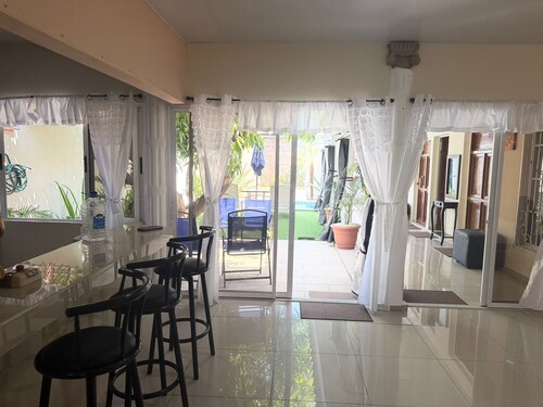 Family house with swimming pool 5 minutes from shopping centers, San Miguel