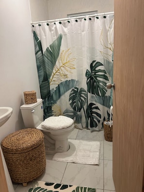 Shower, towels, toilet paper - Cozy Charming Casita in muy bonita Isabela, PR (Isabela)