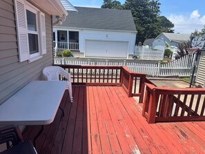 Outdoor dining - Your Ideal Gateway Awaits you in this charming 3-bedroom house. (Ocean City)