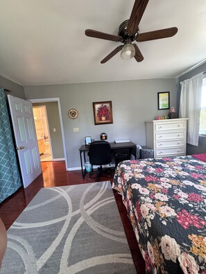 3 bedrooms, iron/ironing board, Internet, bed sheets - Your Ideal Gateway Awaits you in this charming 3-bedroom house. (Ocean City)
