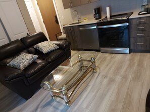 Living area - Modern Oakville Condo | Gym | Near GO & Highways (Oakville)
