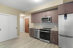 Private kitchen - Modern Oakville Condo | Gym | Near GO & Highways (Oakville)