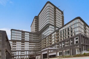 Exterior - Modern Oakville Condo | Gym | Near GO & Highways (Oakville)
