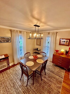 Dining - Unique Lavender Field Staycation - Whole House Near The Wilds (McConnelsville)