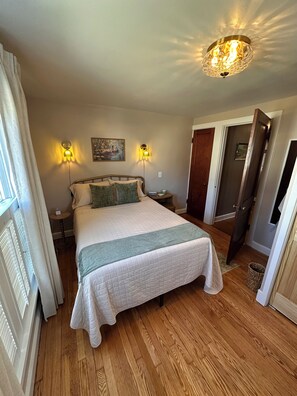 Iron/ironing board, WiFi, bed sheets - Unique Lavender Field Staycation - Whole House Near The Wilds (McConnelsville)