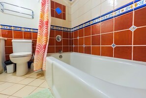 Haartrockner, HandtĂŒcher, Seife, Toilettenpapier