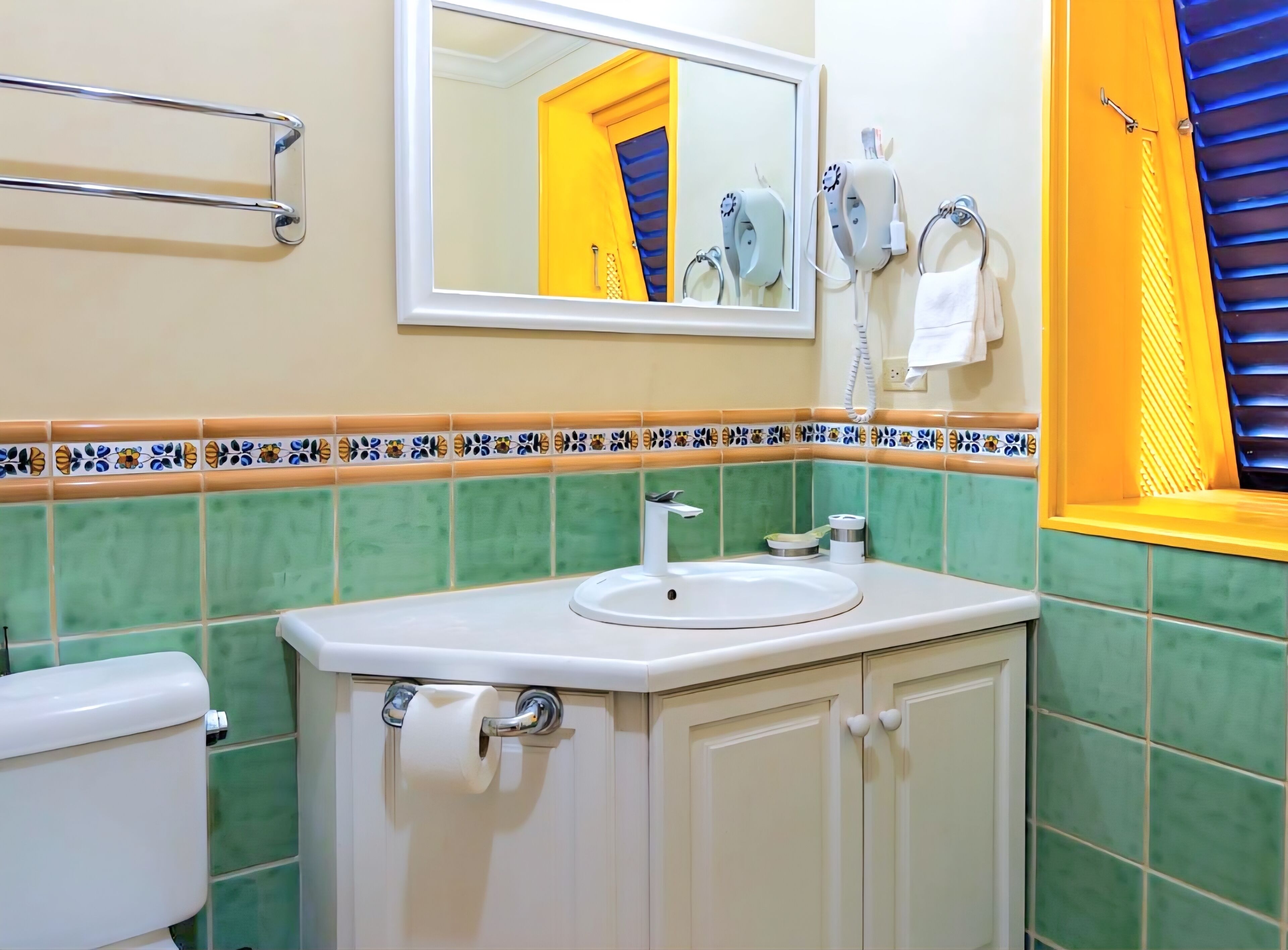Haartrockner, Handtücher, Seife, Toilettenpapier