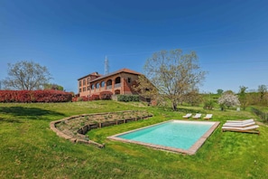 A house with a swimming pool, surrounded by a well-maintained lawn and a few trees. - Casa delle Noci - Five Bedroom Villa, Sleeps 15 (Villafranca d'Asti)