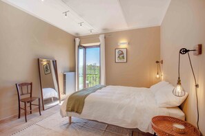 Iron/ironing board, free WiFi, bed sheets