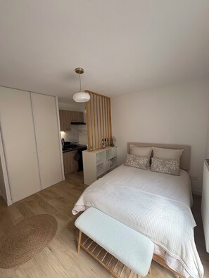 Een strijkplank/strijkijzer, beddengoed