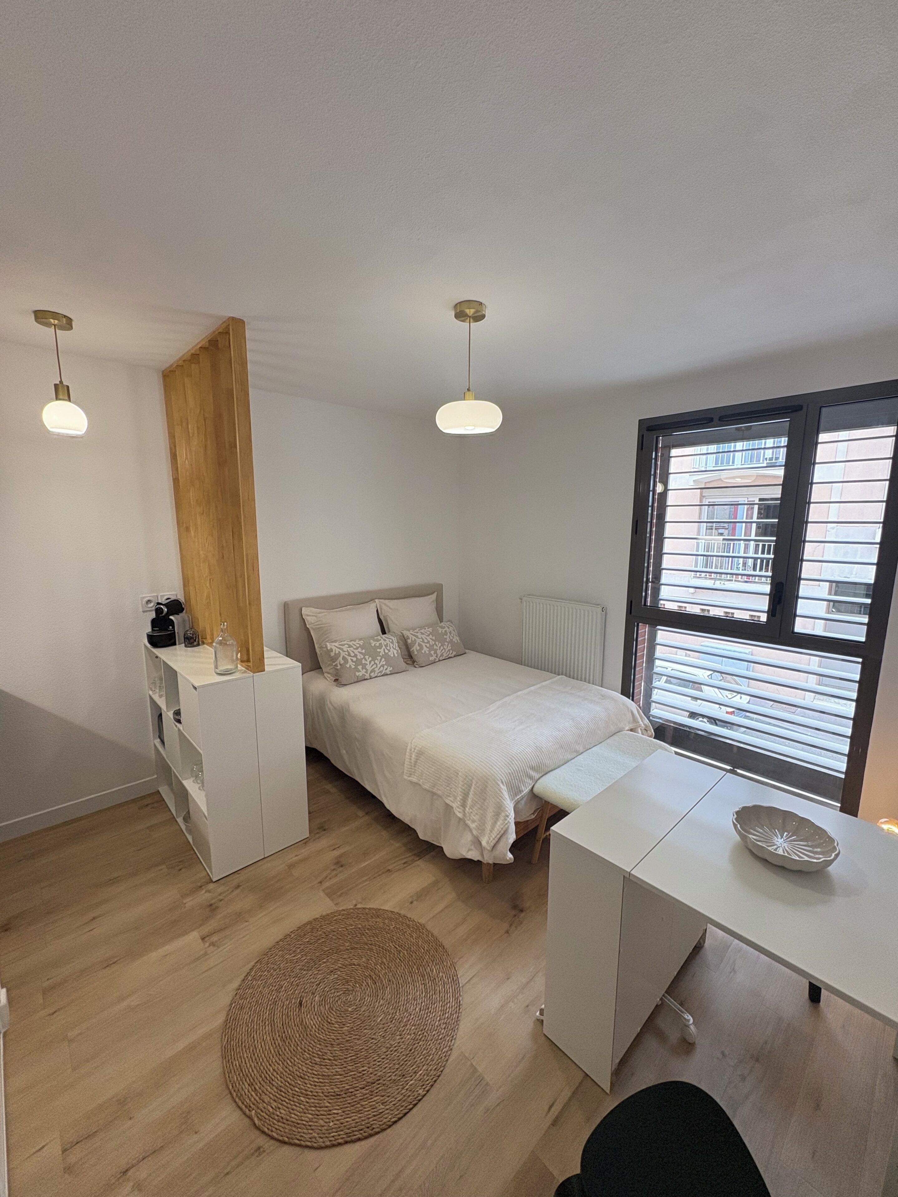 Iron/ironing board, bed sheets