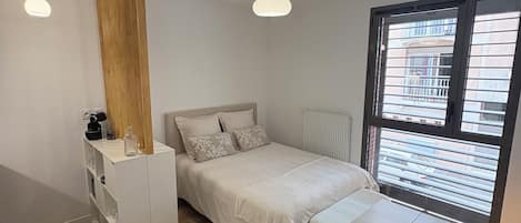 Iron/ironing board, bed sheets