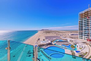 Ein Resort mit Poolbereich, Strand und Meerblick.