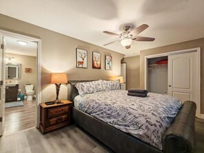 4 bedrooms, iron/ironing board, WiFi, bed sheets - Steps to Lake, Casino & Ski - Tahoe 4BR Home, Sleeps 8 with AC (South Lake Tahoe)