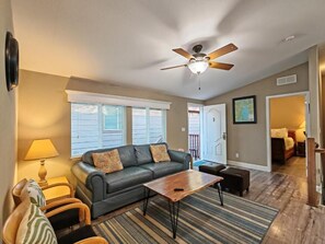 Smart TV - Steps to Lake, Casino & Ski - Tahoe 4BR Home, Sleeps 8 with AC (South Lake Tahoe)