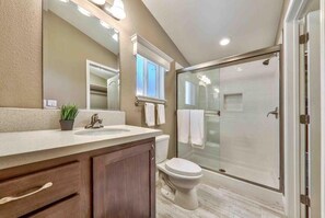 Shower, hair dryer, towels, soap - Steps to Lake, Casino & Ski - Tahoe 4BR Home, Sleeps 8 with AC (South Lake Tahoe)