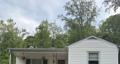 Quiet-peaceful 2-bedroom house with AC in Stanardsville, VA. NO PETS!