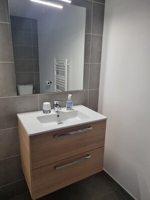 Dusche, Haartrockner, Handtücher