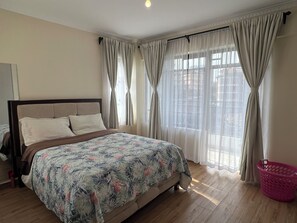 1 slaapkamer, een strijkplank/strijkijzer, wifi, beddengoed