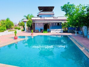 Pool - Fantastic 5-bedroom farmhouse in Gurugram for a relaxing stay (Gurugram)