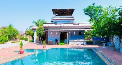 Fantastic 5-bedroom farmhouse in Gurugram for a relaxing stay