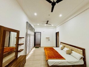 Room - Fantastic 5-bedroom farmhouse in Gurugram for a relaxing stay (Gurugram)