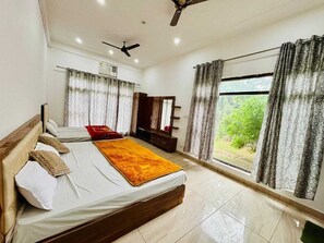 Room - Fantastic 5-bedroom farmhouse in Gurugram for a relaxing stay (Gurugram)
