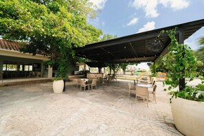 Outdoor dining - Villa for 7 people with private Picuzzi in Punta Cana. Close to everything! (Punta Cana)