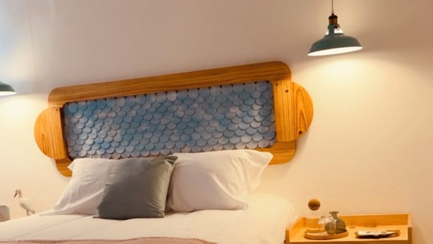 A bedroom with a bed, pillows, a bedside table, a lamp, and a nightstand. - Villa for 7 people with private Picuzzi in Punta Cana. Close to everything! (Punta Cana)