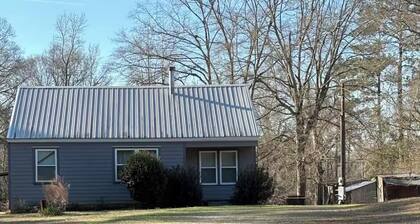 Delightful 3-bedroom farmhouse in charming Dry Prong with AC