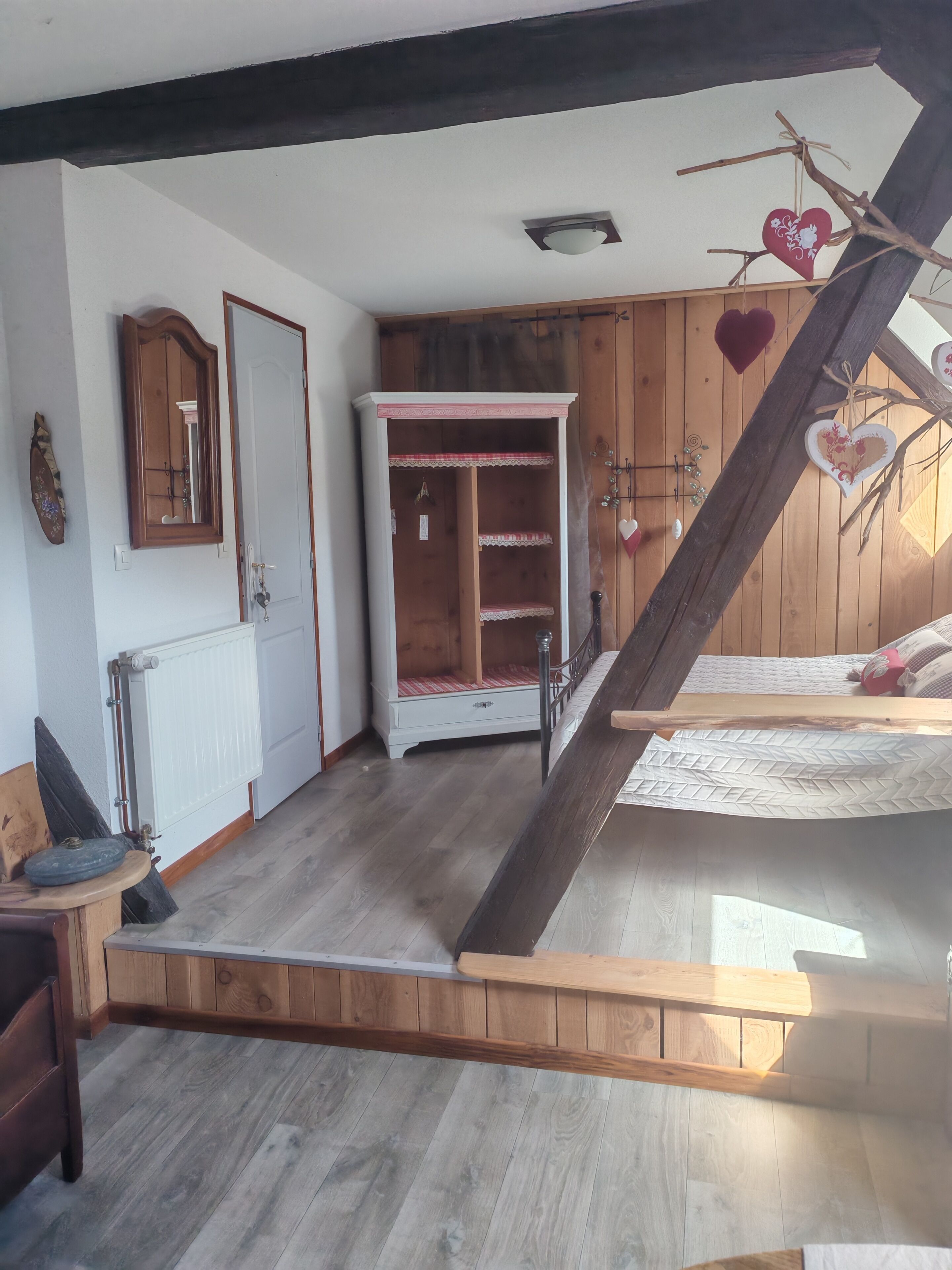 Tabla de planchar con plancha, internet y ropa de cama 