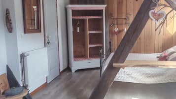 Tabla de planchar con plancha, internet y ropa de cama