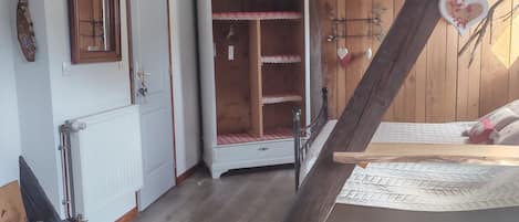 Tabla de planchar con plancha, internet y ropa de cama