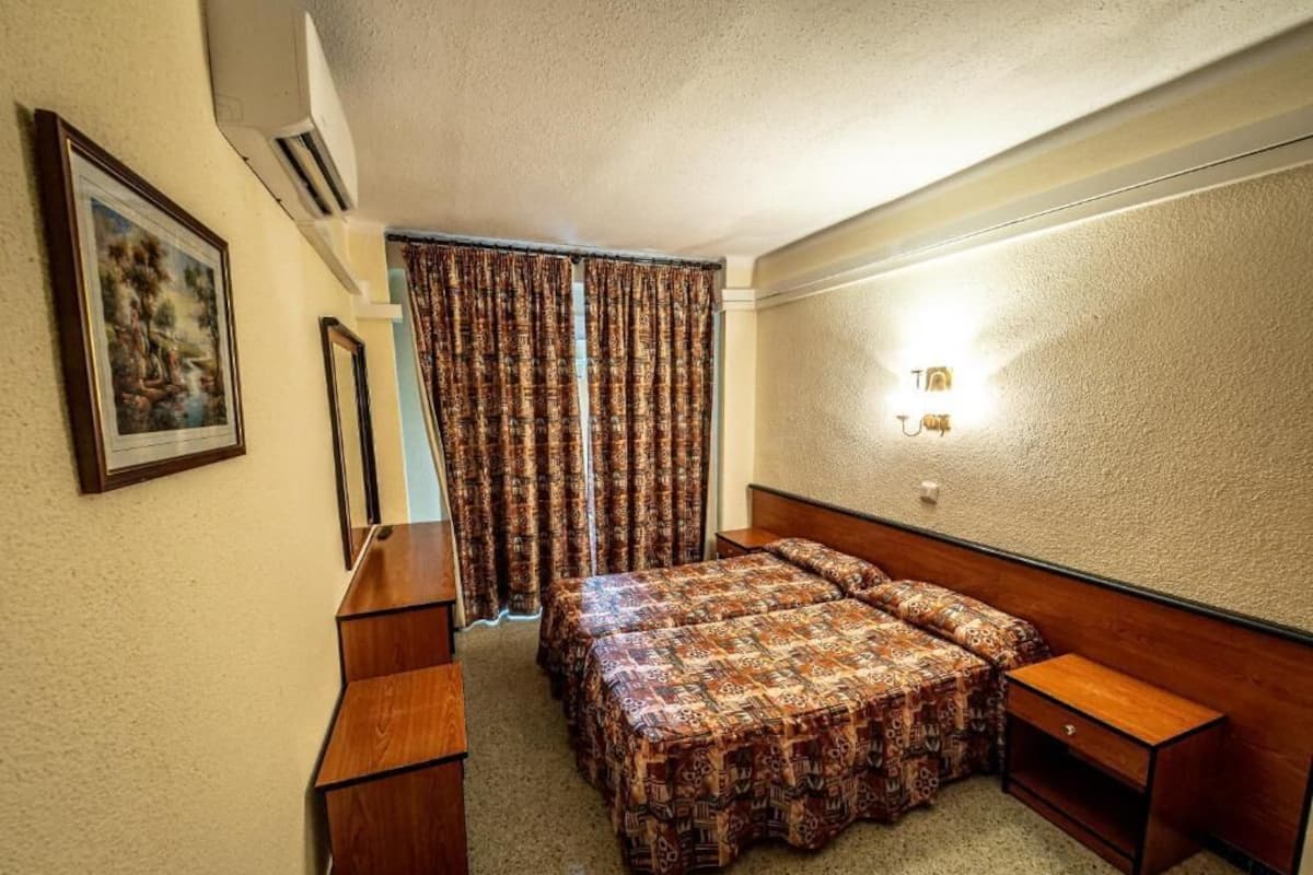 Habitación básica con 2 camas individuales, no fumadores, vistas al patio | Escritorio y wifi gratis