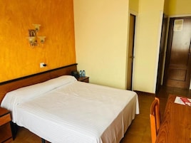 Habitación doble, 1 cama doble, no fumadores, Se admiten mascotas | Escritorio y wifi gratis