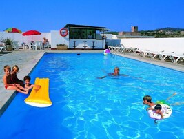 Una piscina al aire libre de temporada