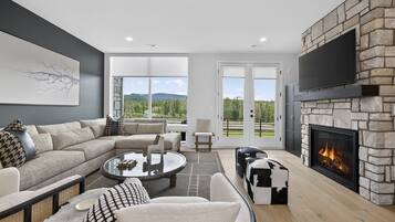 Smart TV, fireplace
