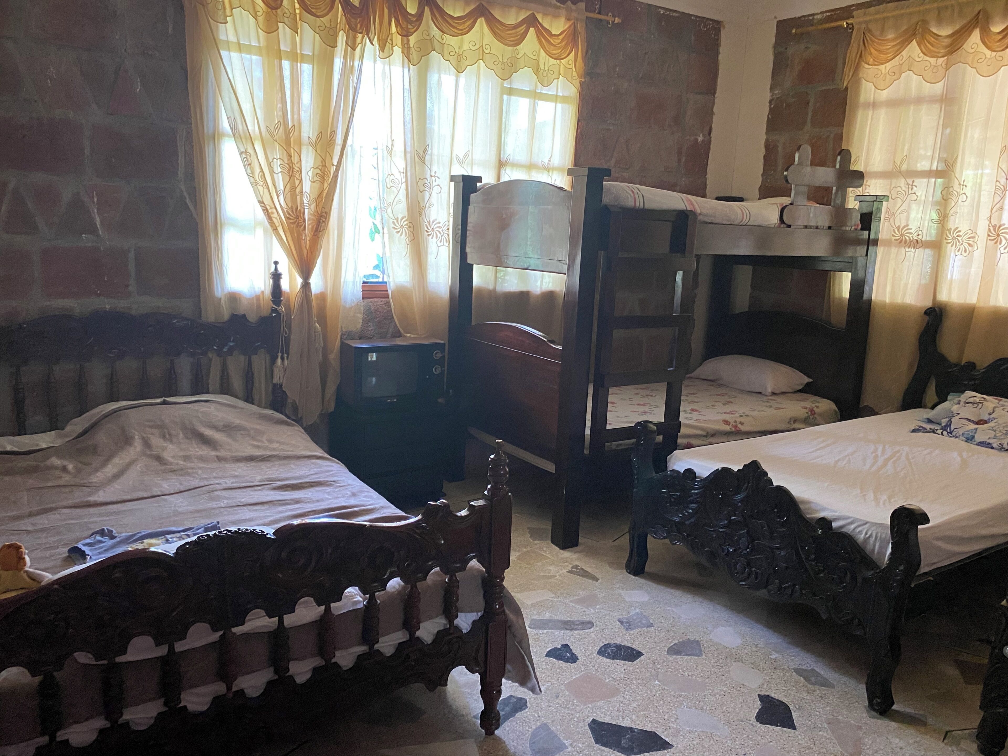 4 habitaciones, tabla de planchar con plancha y ropa de cama 