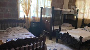 4 habitaciones, tabla de planchar con plancha y ropa de cama