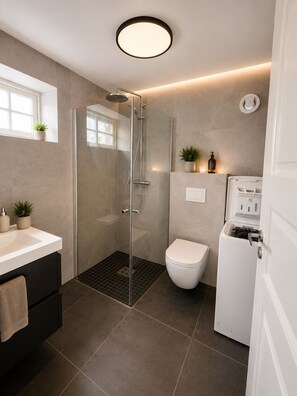 Shower, jetted bath, towels, toilet paper - Vrbo Property (Rogaland)