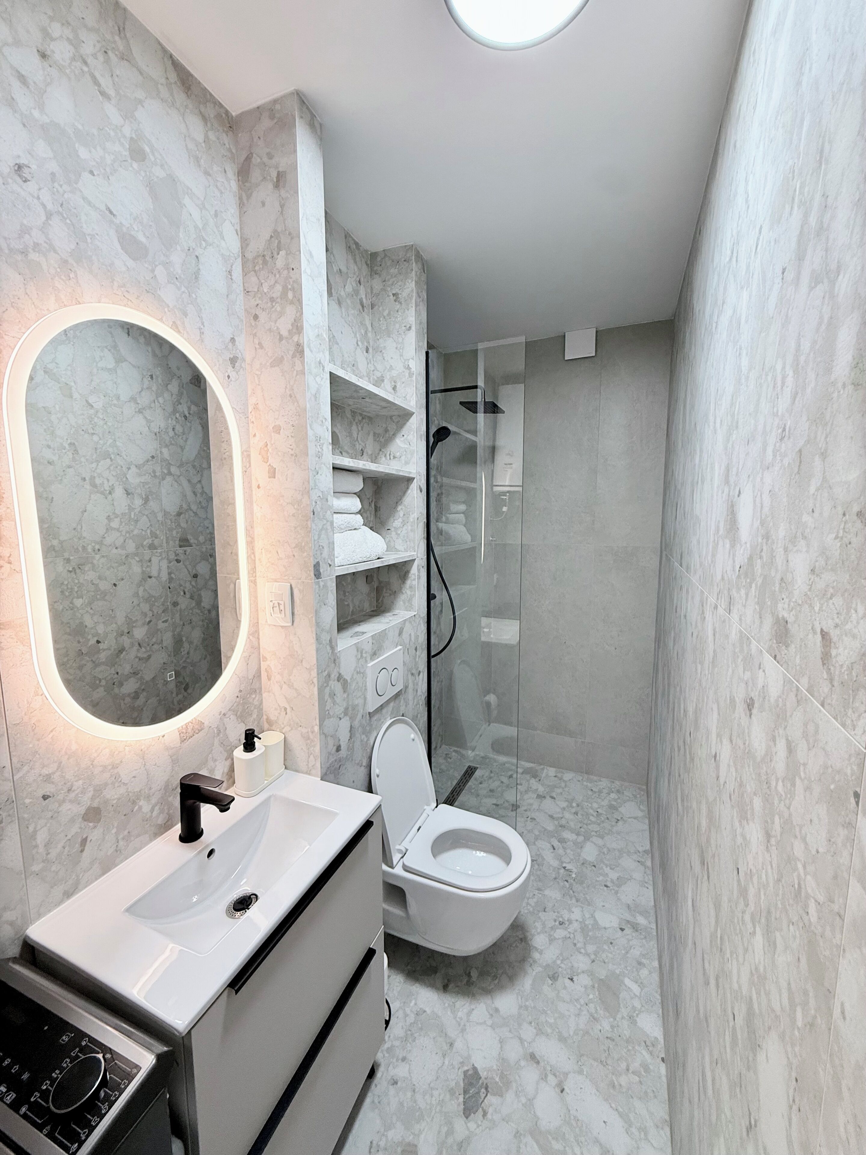 Douche, séchoir à cheveux, serviettes fournies, papier de toilette