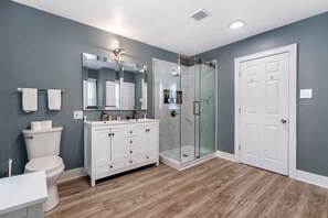 Shower, hair dryer, towels, soap - The Retreat at Harpers Ferry (Bolivar)