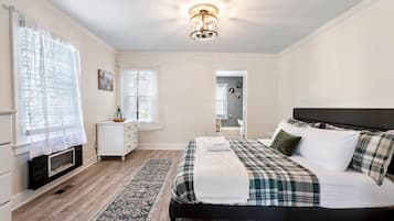 5 bedrooms, iron/ironing board, WiFi, bed sheets