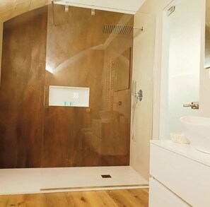 Shower, hair dryer, bidet, towels - Alma Matera Suite (Matera)