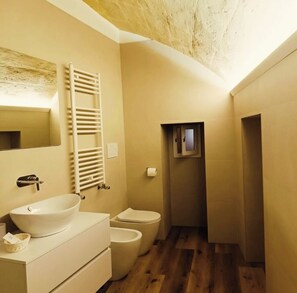 Shower, hair dryer, bidet, towels - Alma Matera Suite (Matera)