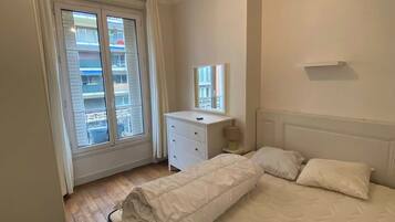 3 habitaciones y espacio para trabajar con laptop