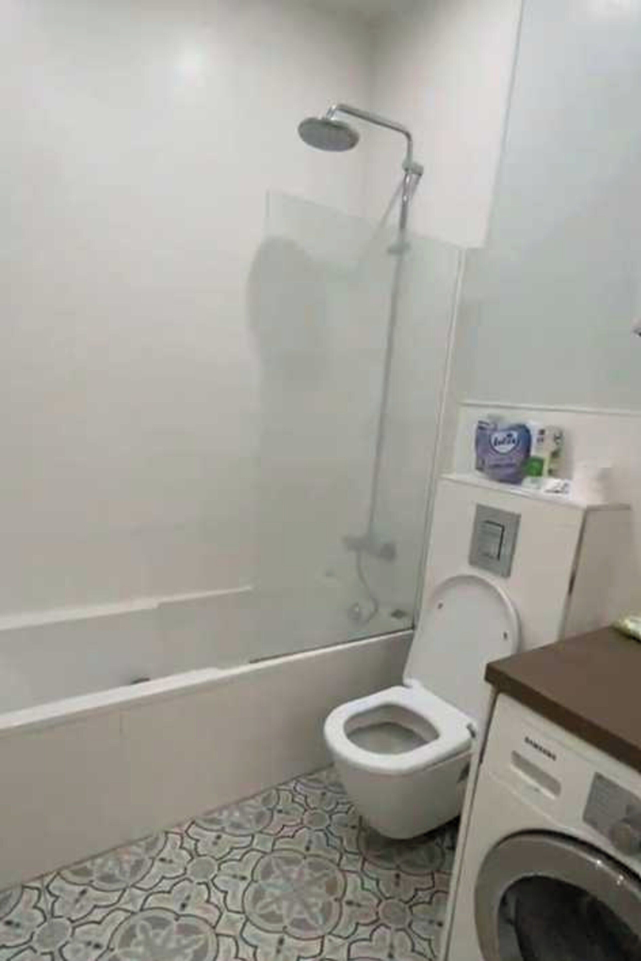 Appartement | Badkamer | Een bad, een haardroger, handdoeken, shampoo