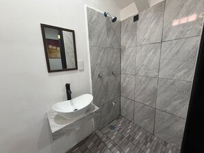 Căn hộ Tiêu chuẩn, quang cảnh đồi núi | Phòng tắm | Buồng tắm vòi sen, khăn tắm, xà phòng, dầu gội